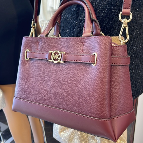 Michael Kors Reed Small Satchel Crossbody Center Zip Bag
Color: OXBLOOD 
NWT - Picture 4 of 16